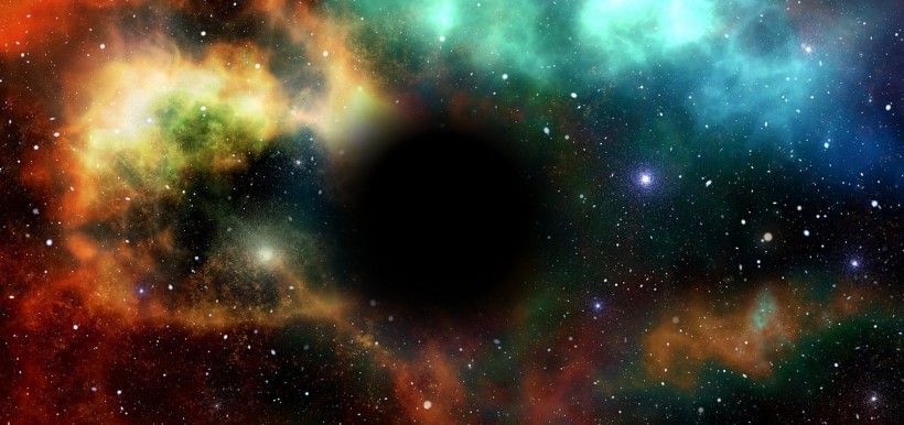 ثقب أسود فائق الضخامة والكثافة بين مجموعة نجمية في صورة عززت بالذكاء الاصطناعي