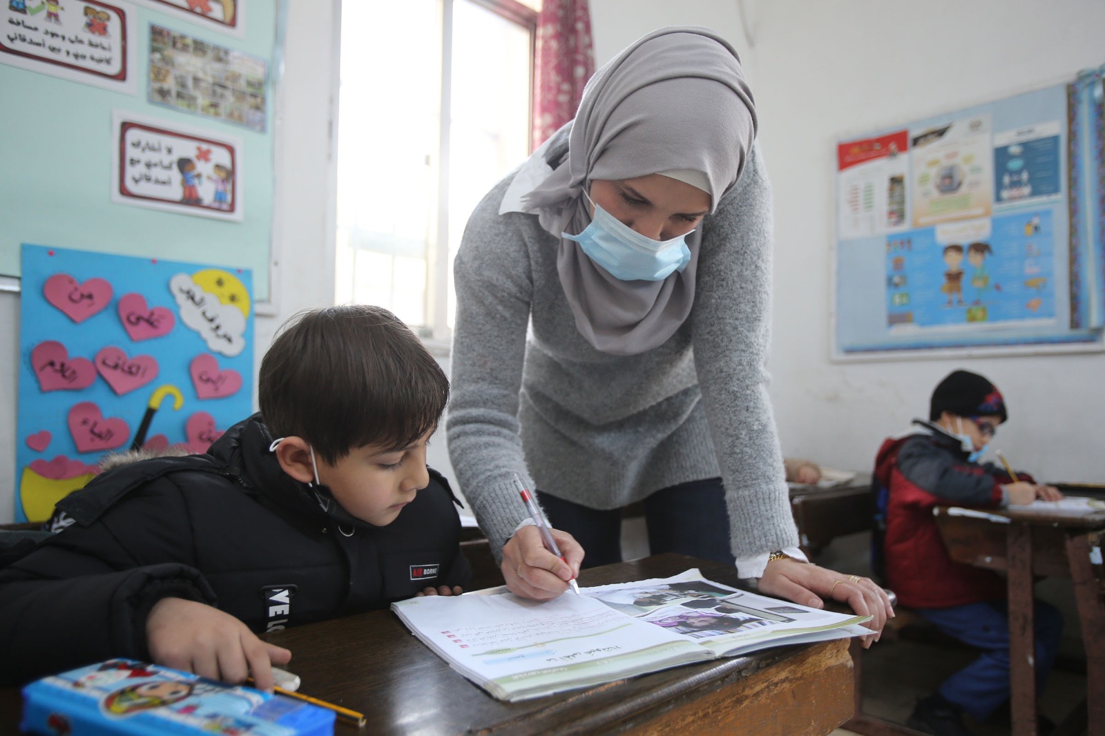 معلمة تشرف على صف دراسي بإحدى المدارس الأردنية  (اندبندنت عربية - صلاح ملكاوي)