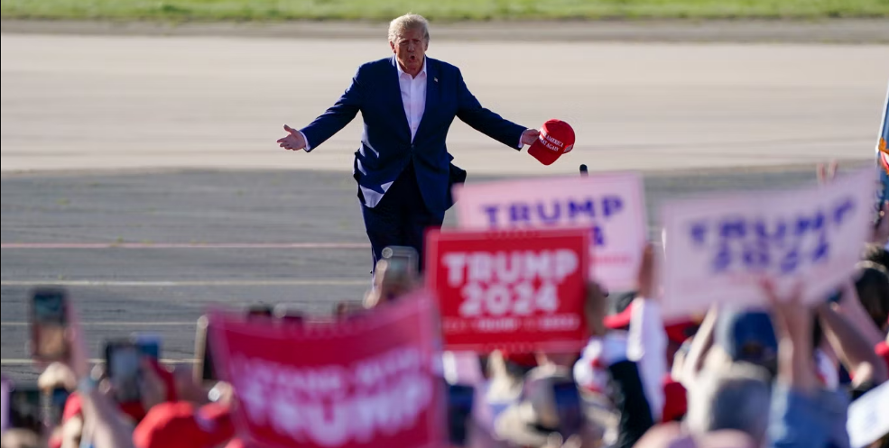 الرئيس السابق دونالد ترمب يسير على مدرج المطار عند وصوله إلى وايكو للتحدث في تجمع انتخابي في مطار وايكو الإقليمي في 25 مارس 2023 