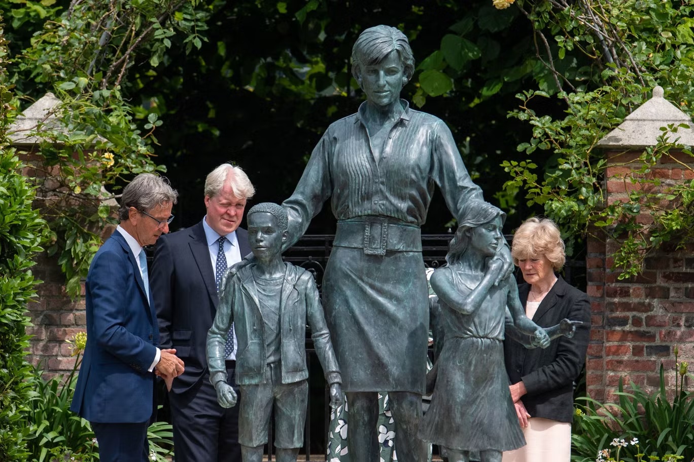 الإيرل وقف إلى جانب الأميرين عندما أزاحا الستار عن تمثال والدتهما في "قصر كنسينغتون" في يوليو 2021، واصفاً الحدث بأنه "يوم جيد" (أ ف ب/ غيتي)