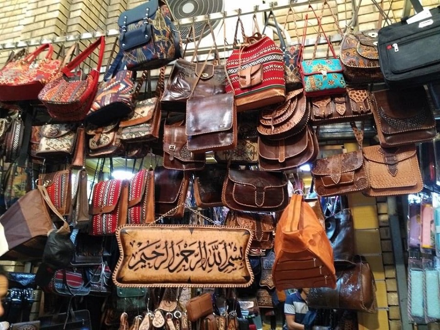 سوق السراجين في العراق تزخر بجلود منقوشة بعبارات الحب والود