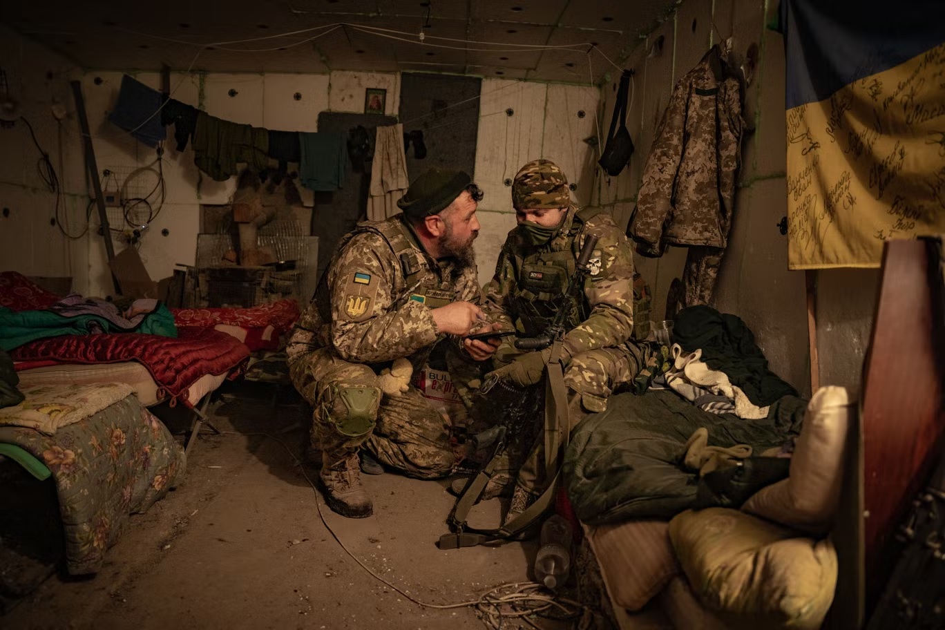 جنود المشاة يتناقشون حول الهجوم المضاد المقبل في مخبأ بالقرب من أوريخيف (بيل ترو)