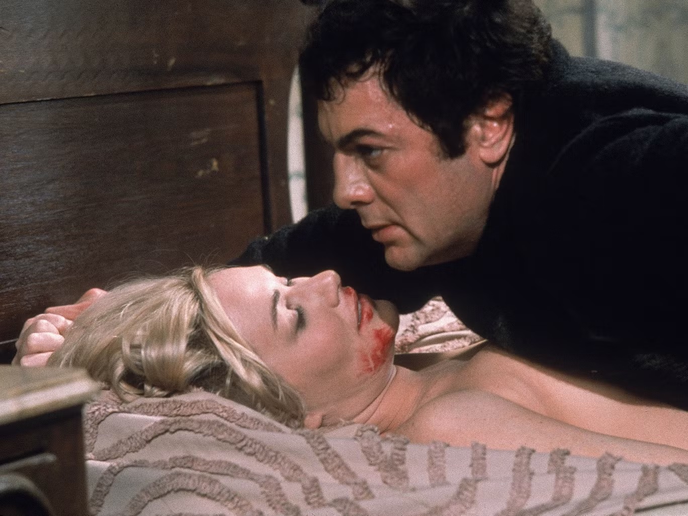 توني كيرتس في دور القاتل المتسلسل ألبرت ديسالفو في "خناق بوسطن" (20 سنتشري فوكس)