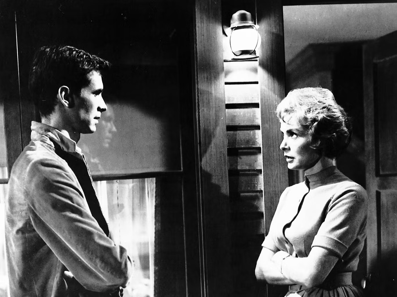 استلهمت شخصية أنتوني بيركنز الشهيرة "سايكو" (على اليسار) من قاتل الحياة الواقعية إد جين (يونيفرسال)