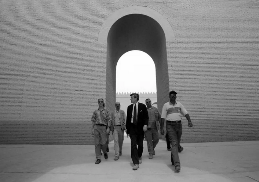 بريمر يتجول في مدينة بابل الأثرية، العراق، مايو 2003 