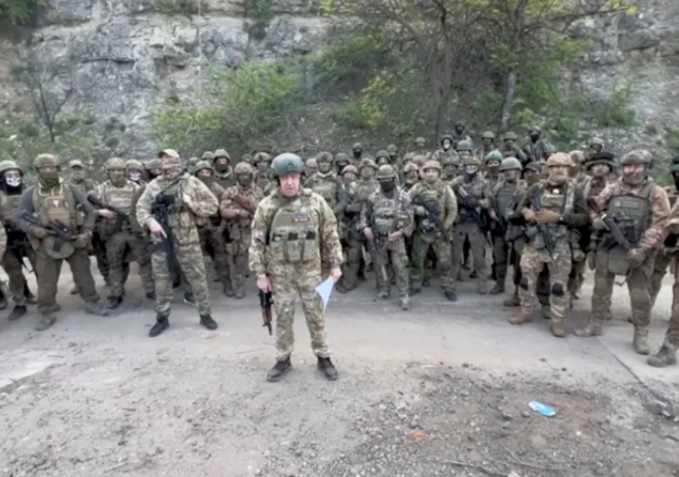 يفغيني بريغوجين مؤسس قوات فاغنر بين مرتزقته في أوكرانيا بتاريخ مايو 2023