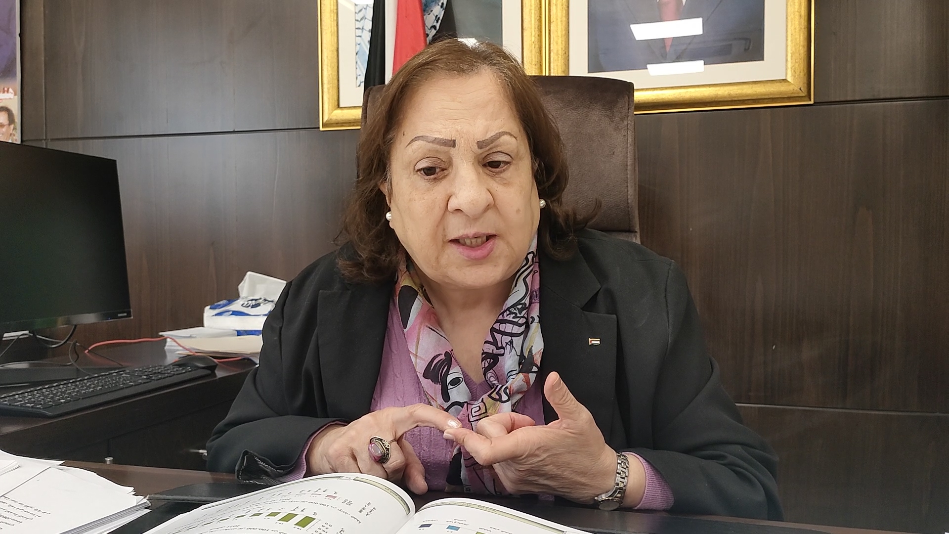 وزيرة الصحة الفلسطينية خلال مقابلة حول مرض السرطان.jpeg