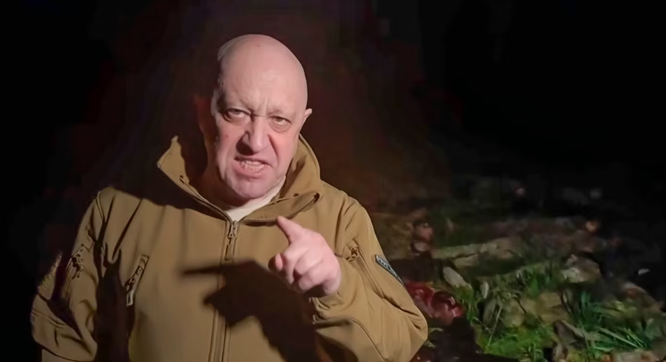 يفغيني بريغوجين خلال واحدة من خطاباته العديدة المهاجمة للقيادة العسكرية الروسية (أ ب)