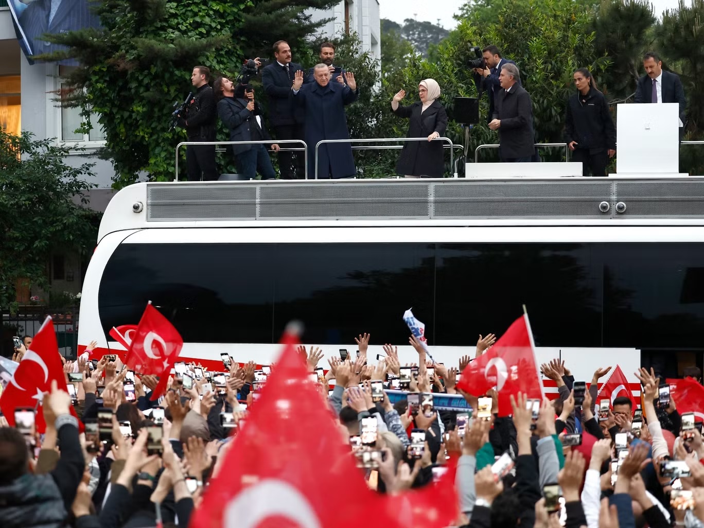 رجب طيب أردوغان، يتوسط الصورة ويلوح لمناصريه مع إعلان انتصاره في إسطنبول (غيتي) 