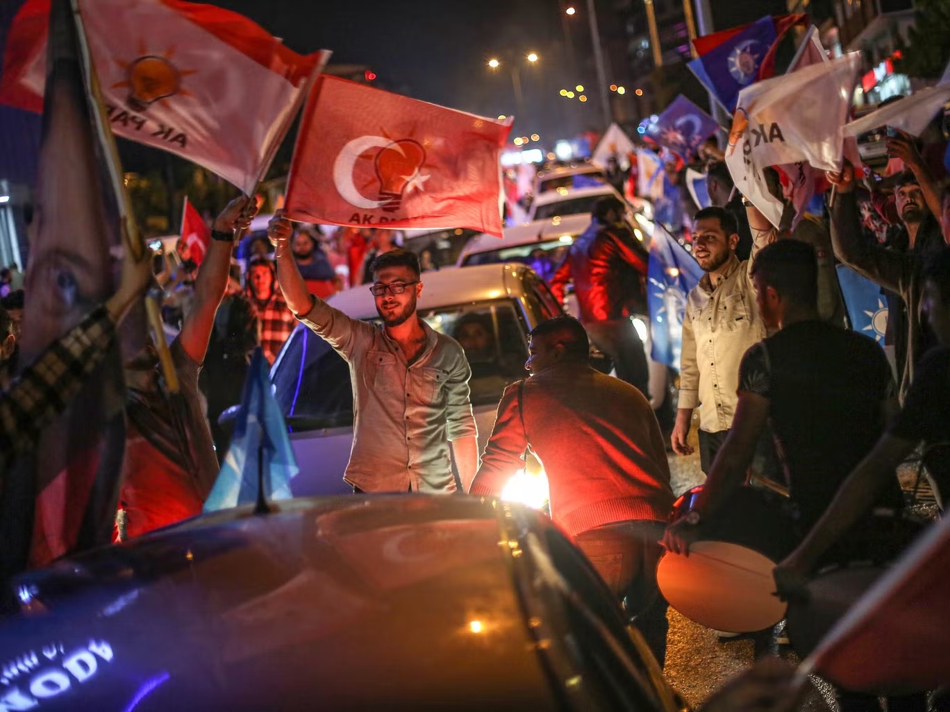 رجب طيب أردوغان، يتوسط الصورة ويلوح لمناصريه مع إعلان انتصاره في إسطنبول (غيتي) 