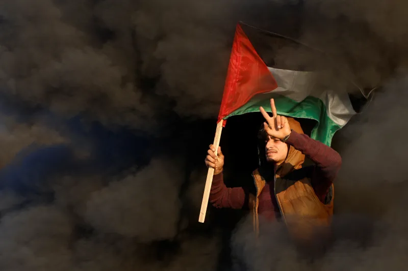 متظاهر فلسطيني في غزة (رويترز).png