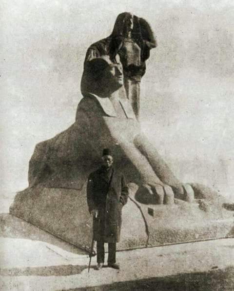 thumbnail_سعد زغلول أمام تمثال نهضة مصر المصدر مدونة الخماسين دكتور عماد أبو غازي.jpg