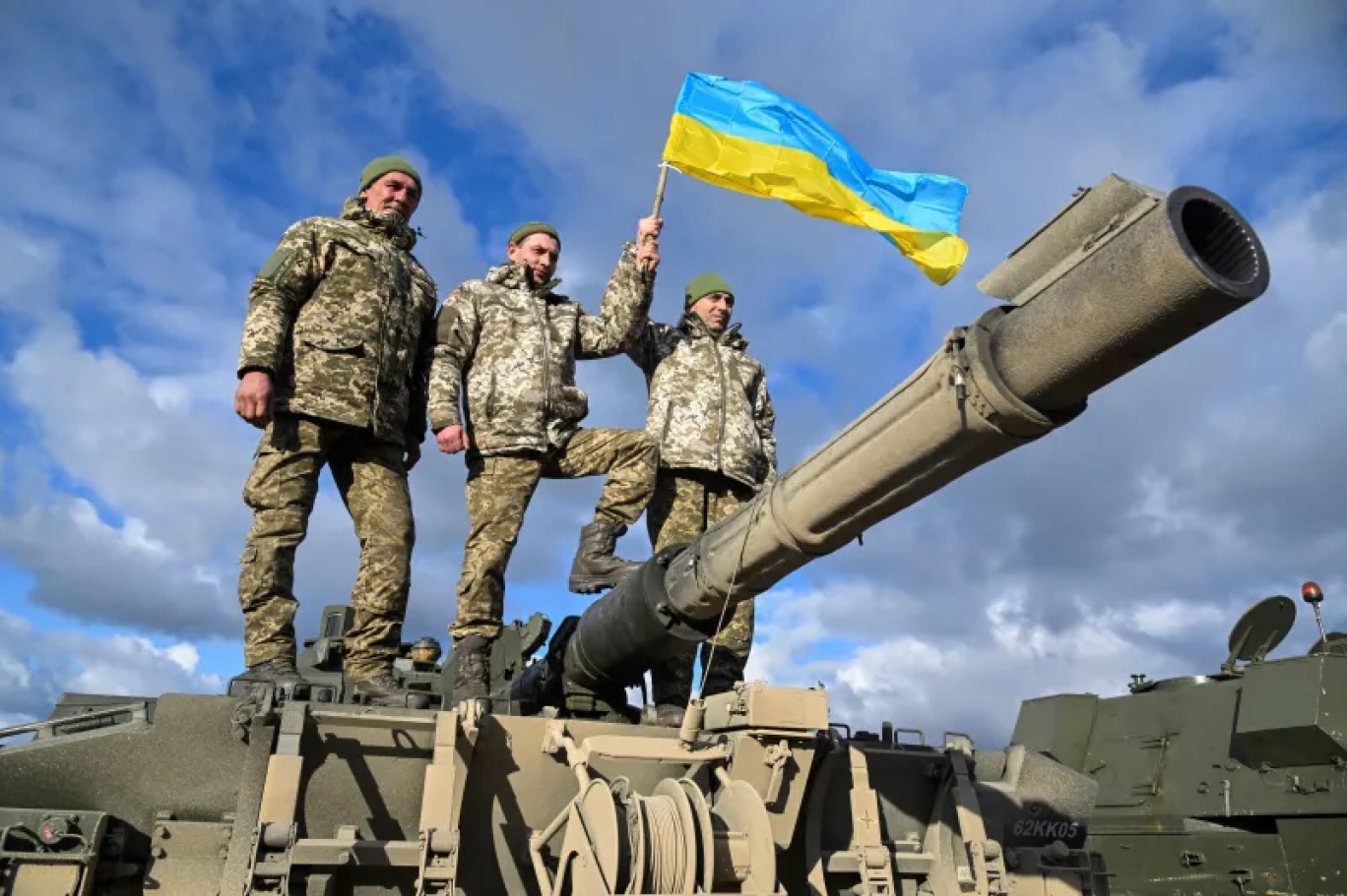 جنود أوكرانيون يقفون على دبابة تشالنجر 2 في دورست بالمملكة المتحدة (رويترز).jpg