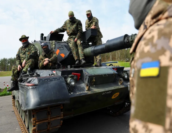 جنود أوكرانيون يتدربون على دبابة ليوبارد، كليتز، ألمانيا، مايو (أيار) 2023