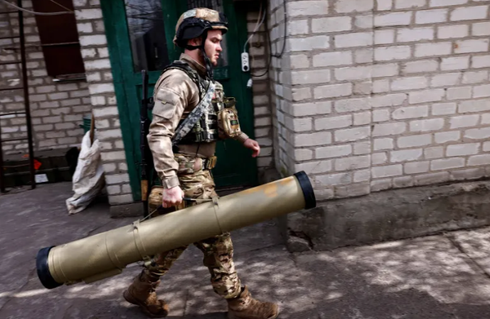 جندي أوكراني يحمل احد الصواريخ المضادة للدبابات قرب بلدة كريمينا بتاريخ مارس 2023