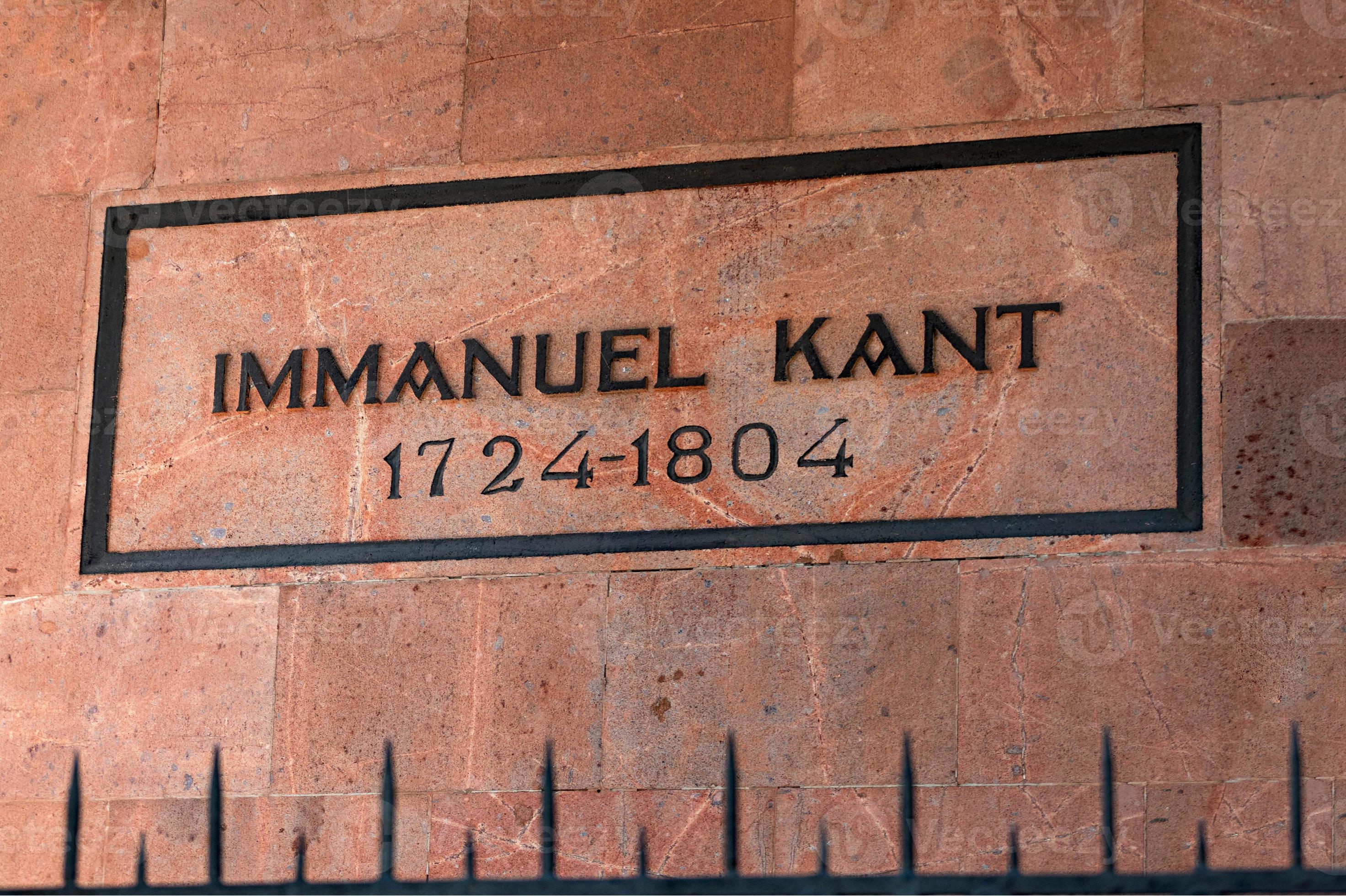 11646190-memorial-d-emmanuel-kant-kaliningrad-koenigsberg-russie-photo.jpg