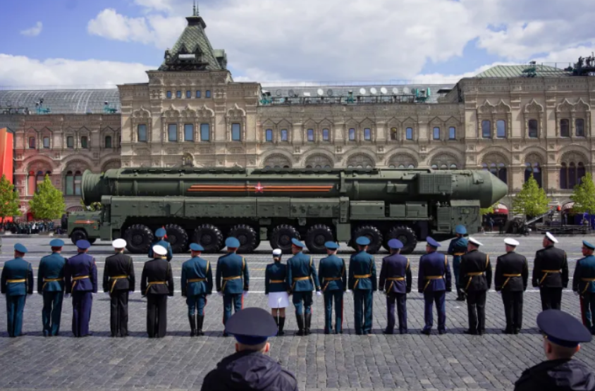 صاروخ باليستي روسي عابر للقارات أثناء عرض عسكري في موسكو، مايو 2023 