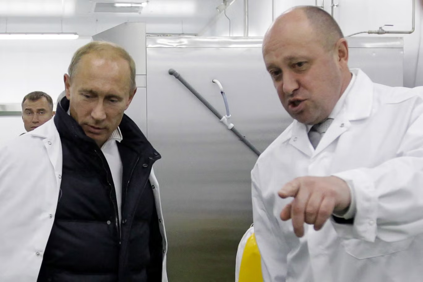 رجل الأعمال يفغيني بريغوجين يطلع رئيس الوزراء الروسي فلاديمير بوتين على مصنع الغداء المدرسي في ضواحي سانت بطرسبورغ في 20 سبتمبر 2010 (سبوتنيك/ أ ف ب عبر غيتي)