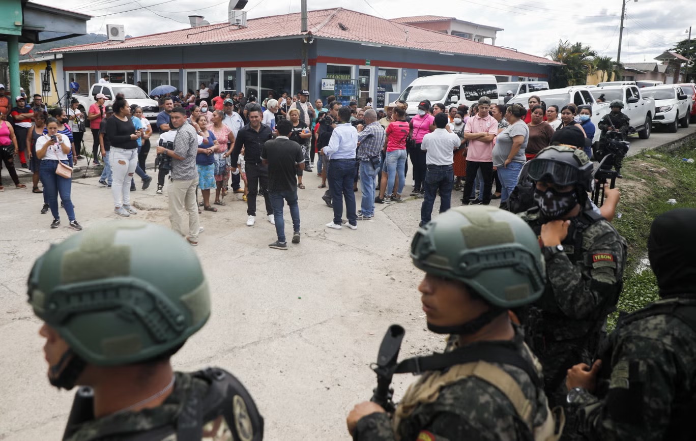 الشرطة تحرس مدخل سجن النساء في تمارا، على مشارف تيغوسيغالبا في هندوراس (أ ب)