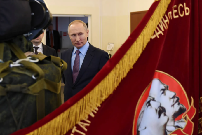 بوتين يتفقد علماً، مدينة إيفانوفو بروسيا، مارس 2020 