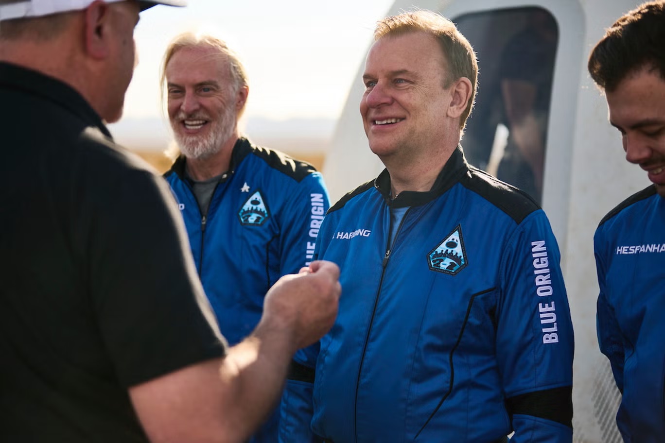 هاميش هاردينغ يتلقى دبوس رائد فضاء من شركة "بلو أوريجين" في تكساس بعد رحلة إلى الفضاء في 4 يونيو 2022 (أ ب)