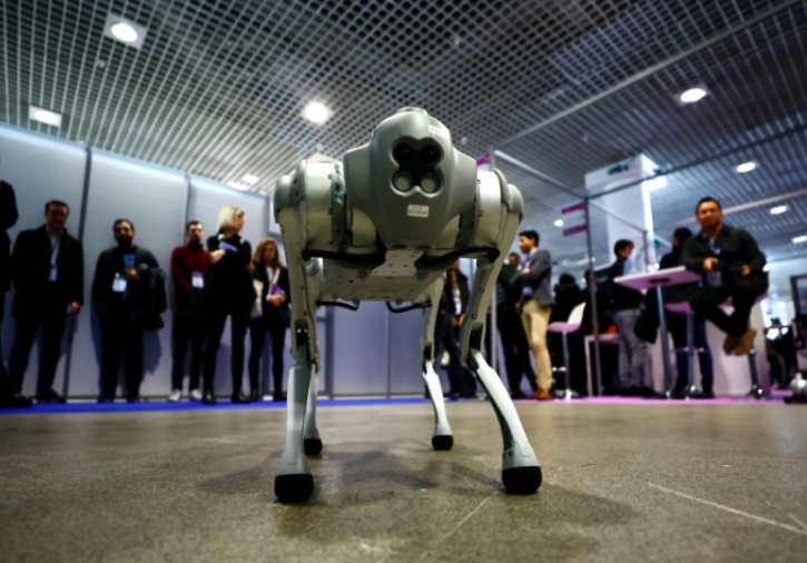 الروبوت المسمى الكلب الكبير أثناء عرض في مهرجان كان الفرنسي للذكاء الاصطناعي العالمي بتاريخ فبراير 2023 