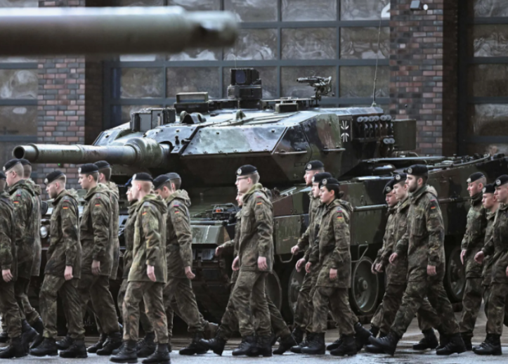 طواقم الدبابات أثناء عرض عسكري في مدينة دسلدورف الألمانية بتاريخ 23 فبراير 2023