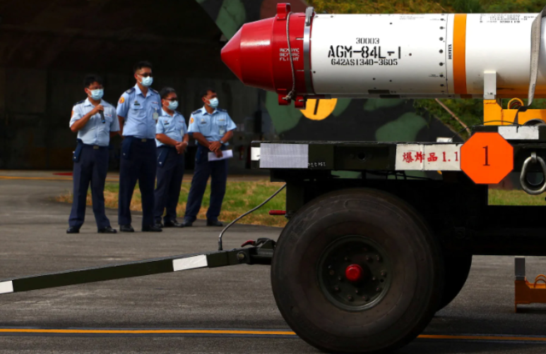 صاروخ أميركي مضاد للسفن في بلدة هوليان التايوانية بتاريخ أغسطس 2022 