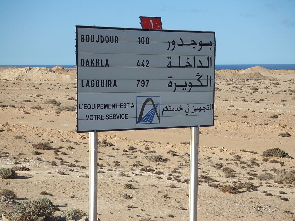 Señal_de_tráfico_en_la_N1_indicando_las_distancias_a_El_Aaiun_y_Dajla_(Sahara_Occidental).jpg
