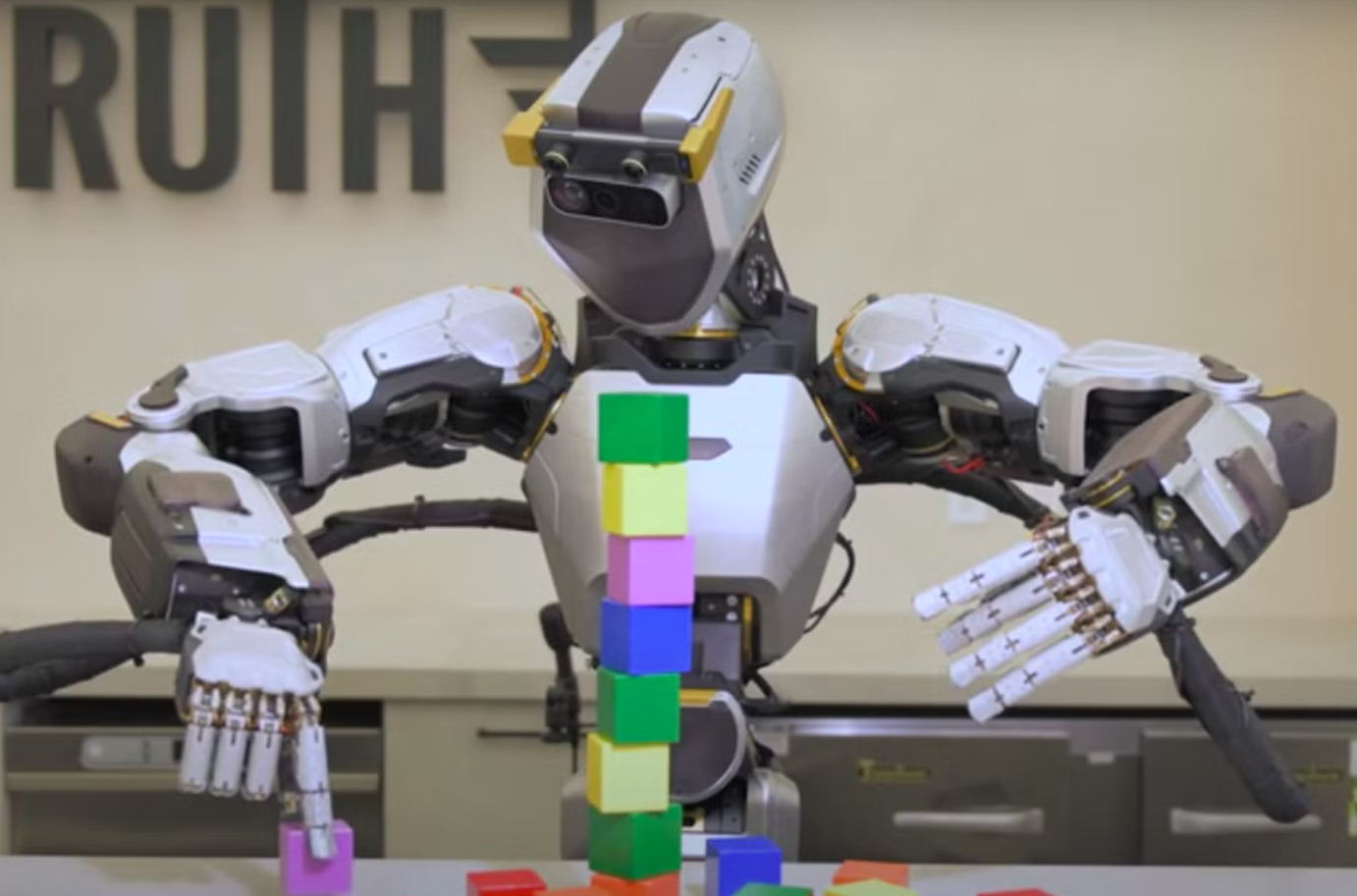 روبوت شبيه بالبشر من صنع شركة "سانكتشويري إي آي" يستعرض مهارات حركية تماثل ما لدى الإنسان 