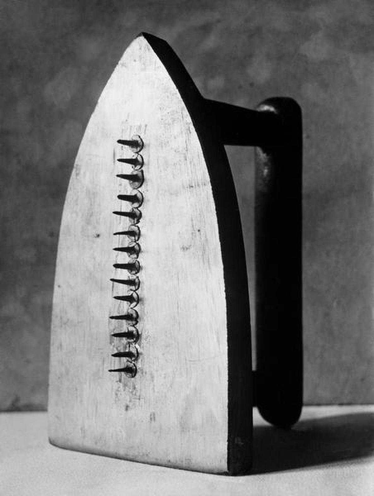 Man Ray - Fer a repasser.jpg