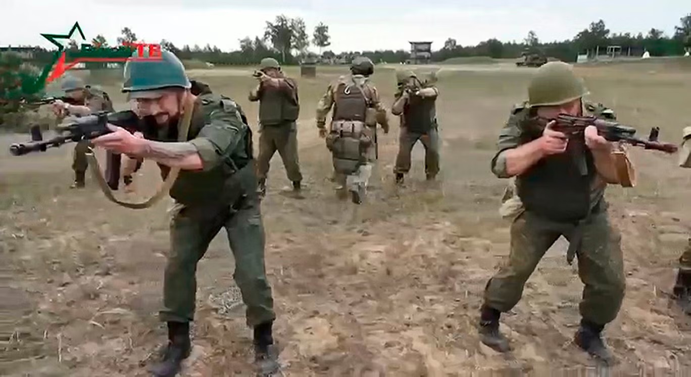 جنود من بيلاروس يخضعون لتدريبات من قبل مقاتلين مرتزقة ينتمون إلى "فاغنر" في 14 يوليو (أ ب)