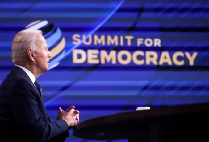الرئيس جو بايدن يتحدث في القمة لأجل الديمقراطية بالعاصمة واشنطن بتاريخ ديسمبر 2021