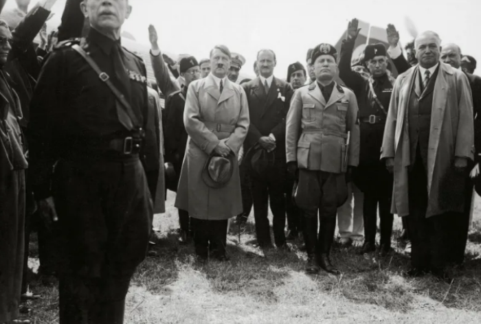 هتلر وموسوليني في مدينة البندقية الايطالية بتاريخ حزيران 1934 