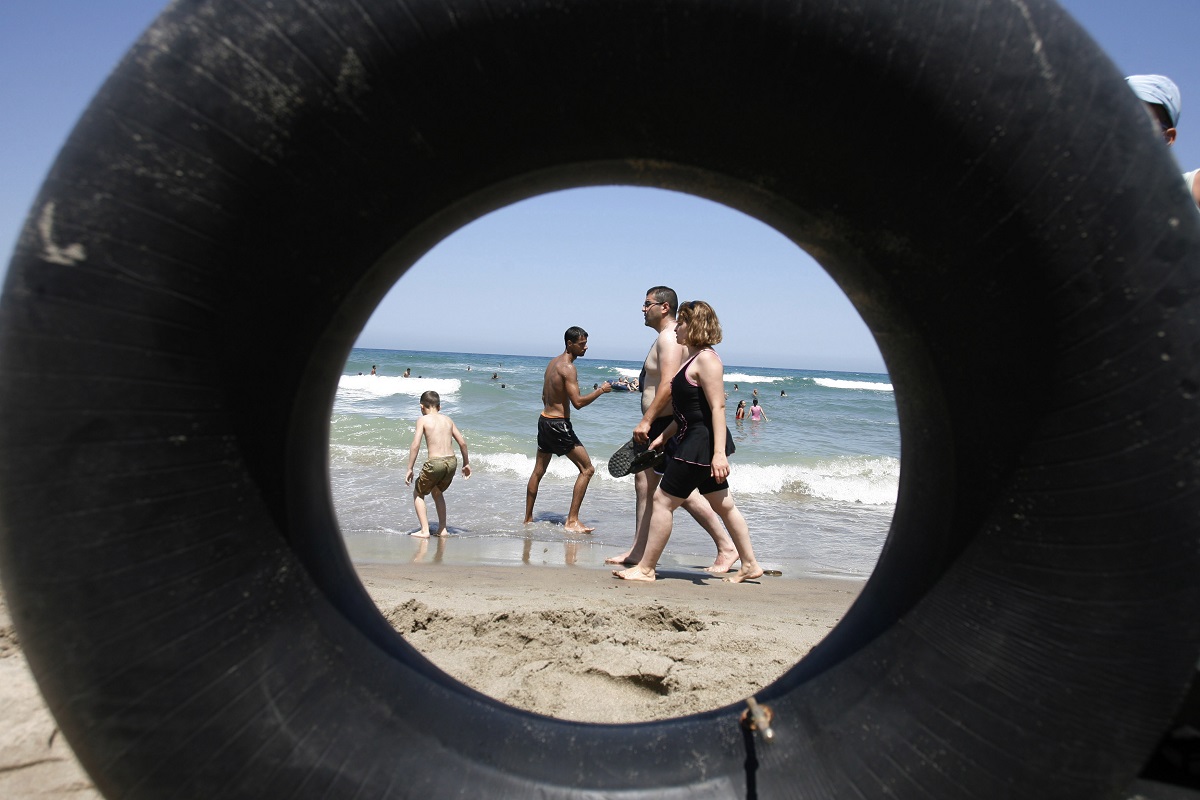 2008-08-10T120000Z_681433912_GM1E48A1T3X01_RTRMADP_3_ALGERIA-VIOLENCE-BEACH.JPG