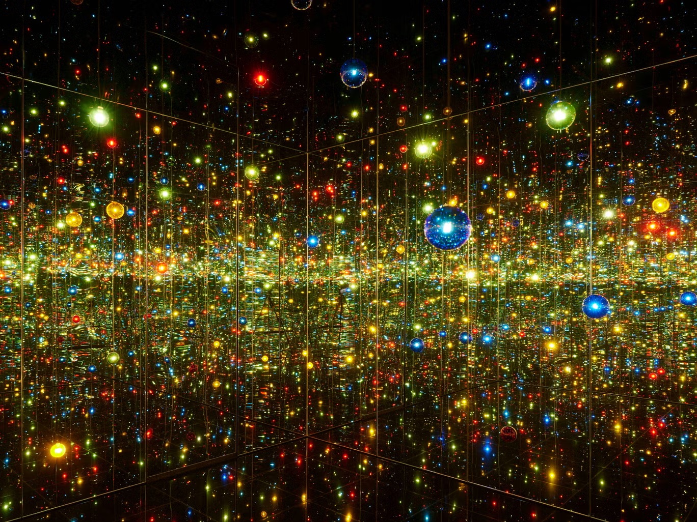 غرفة المرايا اللانهائية - تمنيات بسعادة البشر من وراء الكون (يايوي كوساما/ تقدمة "غاليري أوتا" للفنون الجميلة)