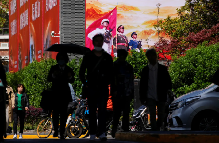 ملصقات البروباغندا الحزبية في شنغهاي بتاريخ ابريل 2023 