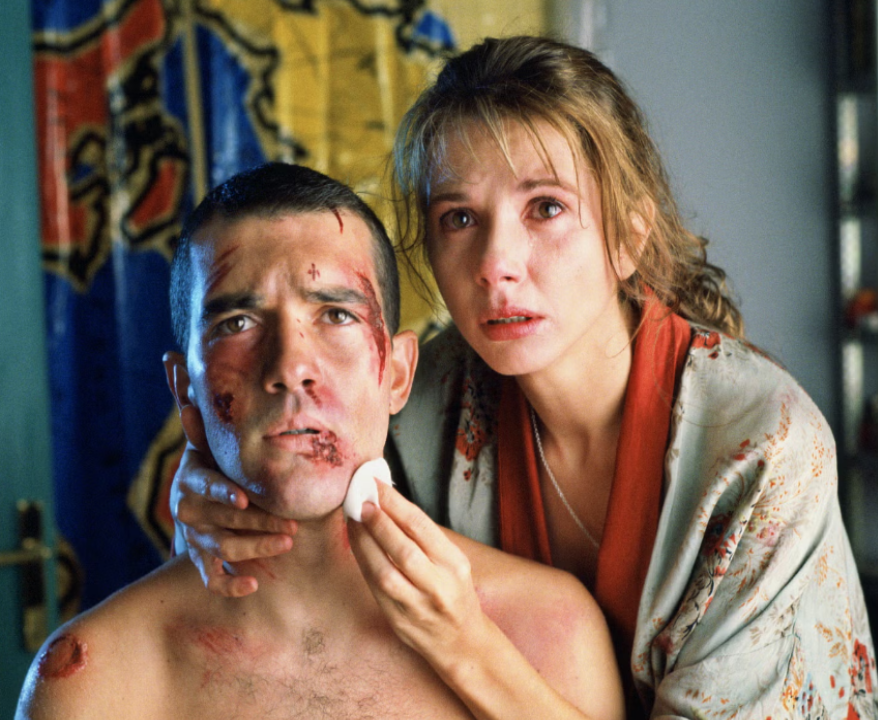 ريكي في أداء من انتونيو بانديراس ومارينا بأداء الممثلة فيكتوريا ابريل