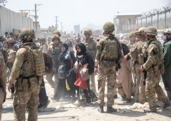 تعاونت القوات البريطانية المسلحة مع الجيش الأميركي خلال عملية إجلاء كابول