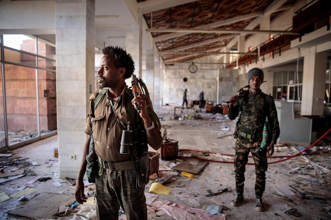 مقاتلان من ميليشيات فانو في مطار لاليبيلا المدمر بإقليم أمهرة.jpg