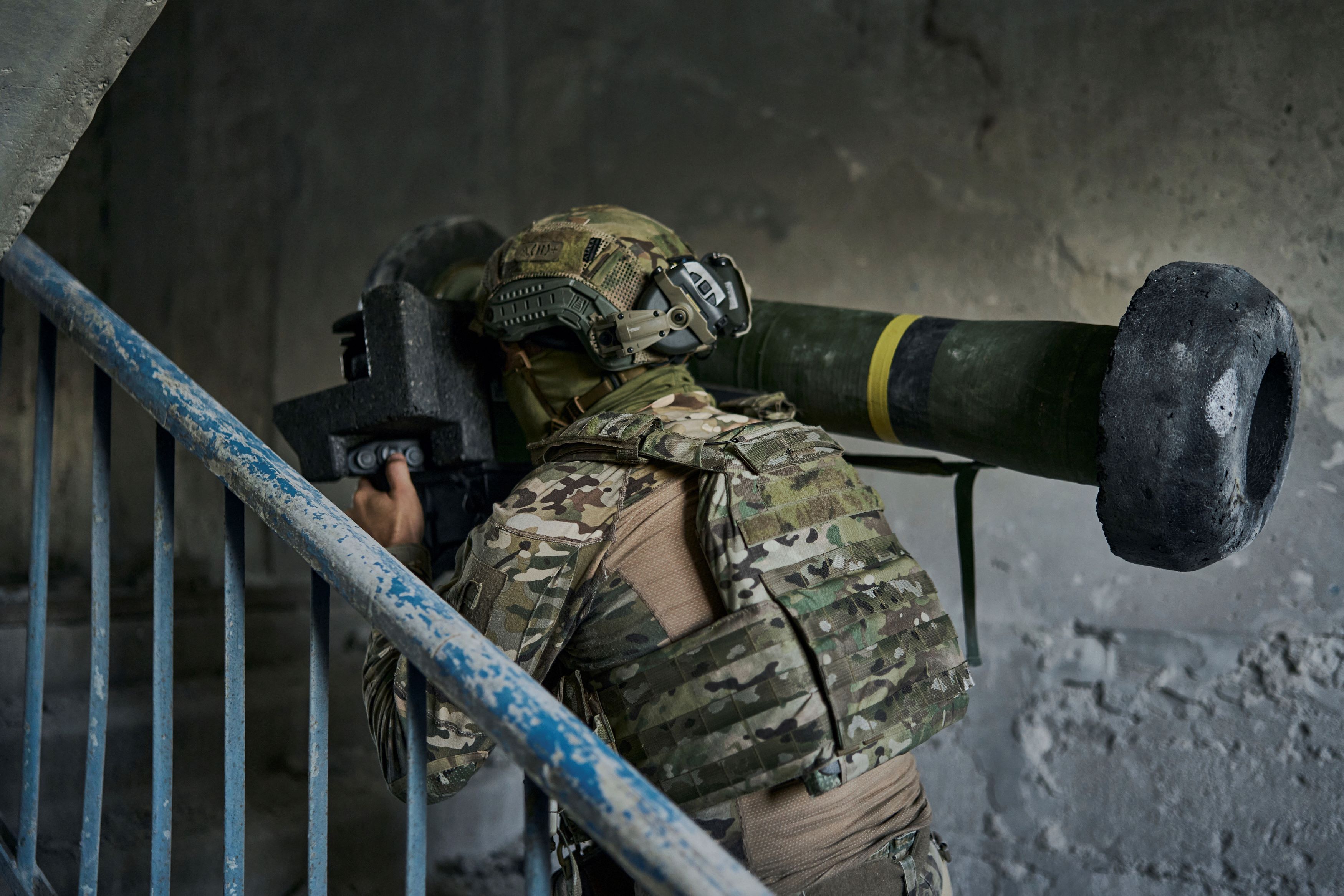 جندي أوكراني يتحصن في موقعه ويعلو كتفه سلاح مضاد للدبابات داخل مدينة أفدييفكا الواقعة ضمن اقليم دونتيسك بتاريخ 18 أغسطس 2023 