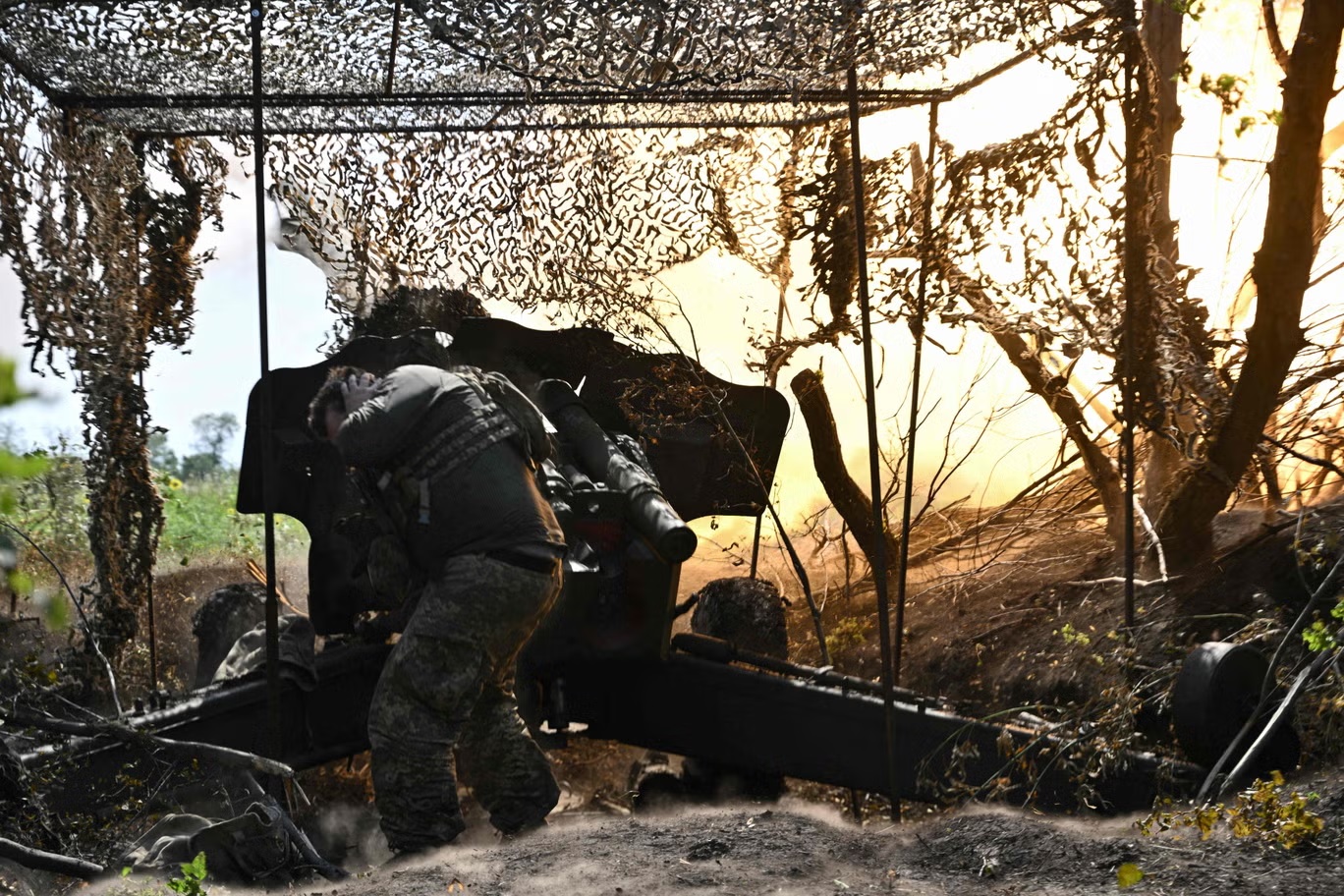 أوكرانيا لديها "قوات كافية لإيقاف 2000 شخص مسلح يتجولون" عبر حدود "مراقبة بعناية" بسبب قربها من كييف (جينيا سافيلوف/أ ف ب عبر غيتي)