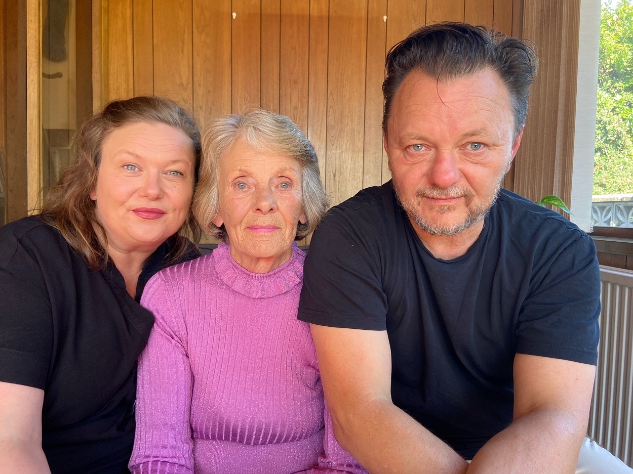 Niven with his sister, Linda, and their mum_canongate.jpg