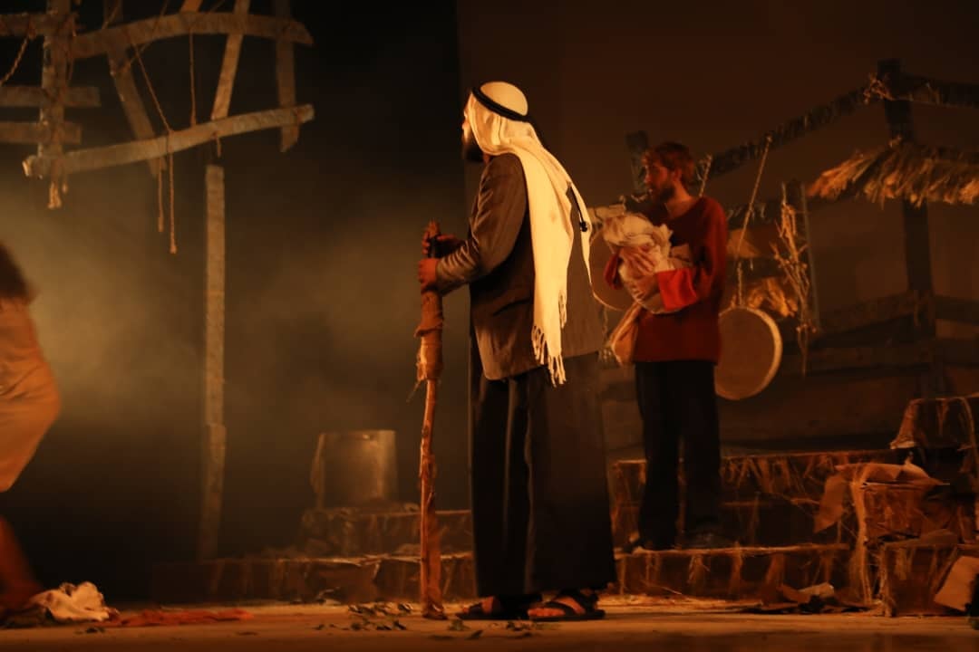 thumbnail_من أجواء مسرحية سفر برلك.jpg