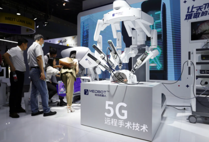 روبوتات جراحية في المؤتمر العالمي للذكاء الاصطناعي في شنغهاي بتاريخ يوليو 2023