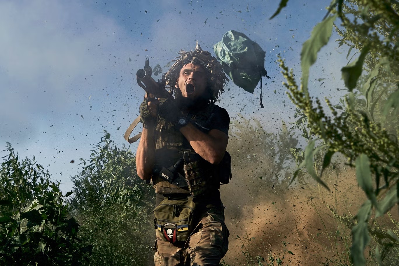 جندي أوكراني من اللواء 53 يطلق قذيفة "أر بي جي 9" باتجاه المواقع الروسية على الخط الأول للجبهة بالقرب من دونيتسك (أ ب/ليبكوس)