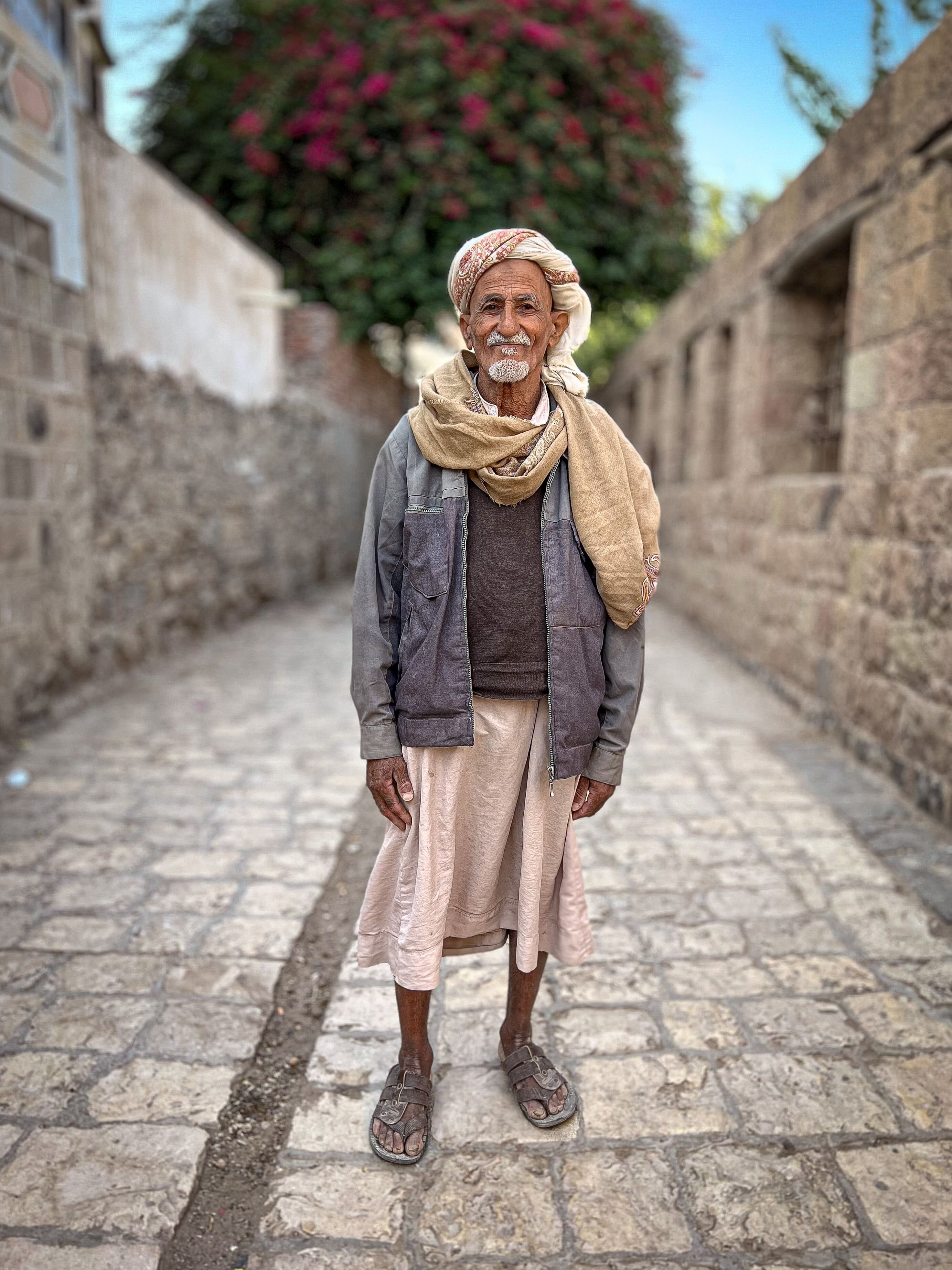 المسن اليمني عبدالله أمضى 60عام في ترميم أثار صنعاء القديمة- مصدر الصور فريق عمل الفيلم (2) (1).jpg