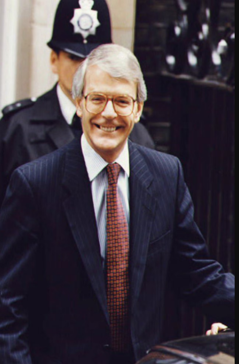 جون ميجور أثناء توجهه إلى إحدى جلسات حجب الثقة في البرلمان بتاريخ يوليو 1993