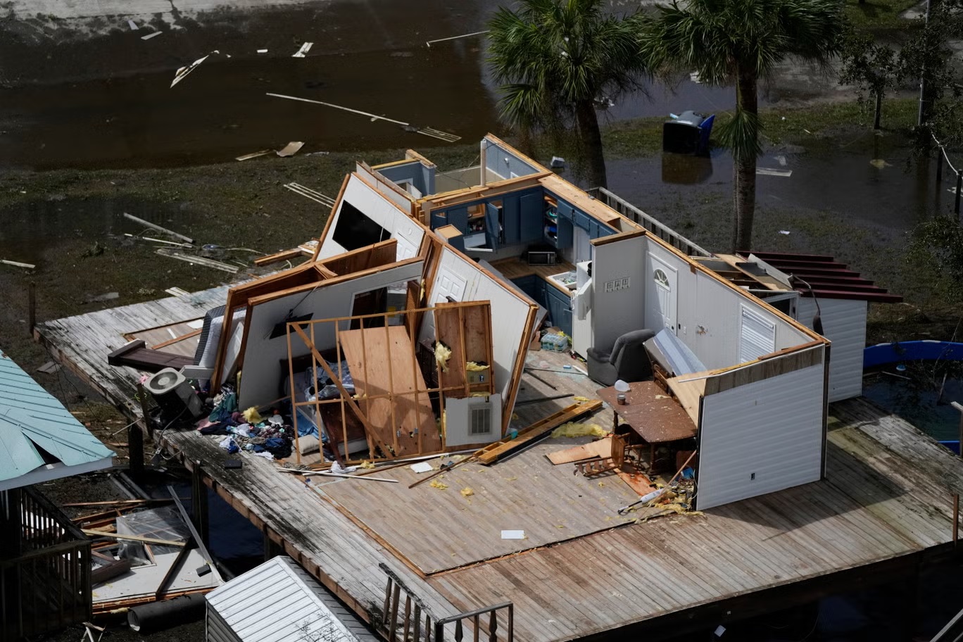بقايا منزل مدمر عند شاطئ كيتون في ولاية فلوريدا في الـ30 من أغسطس 2023، بعد إعصار إداليا (أ ب)