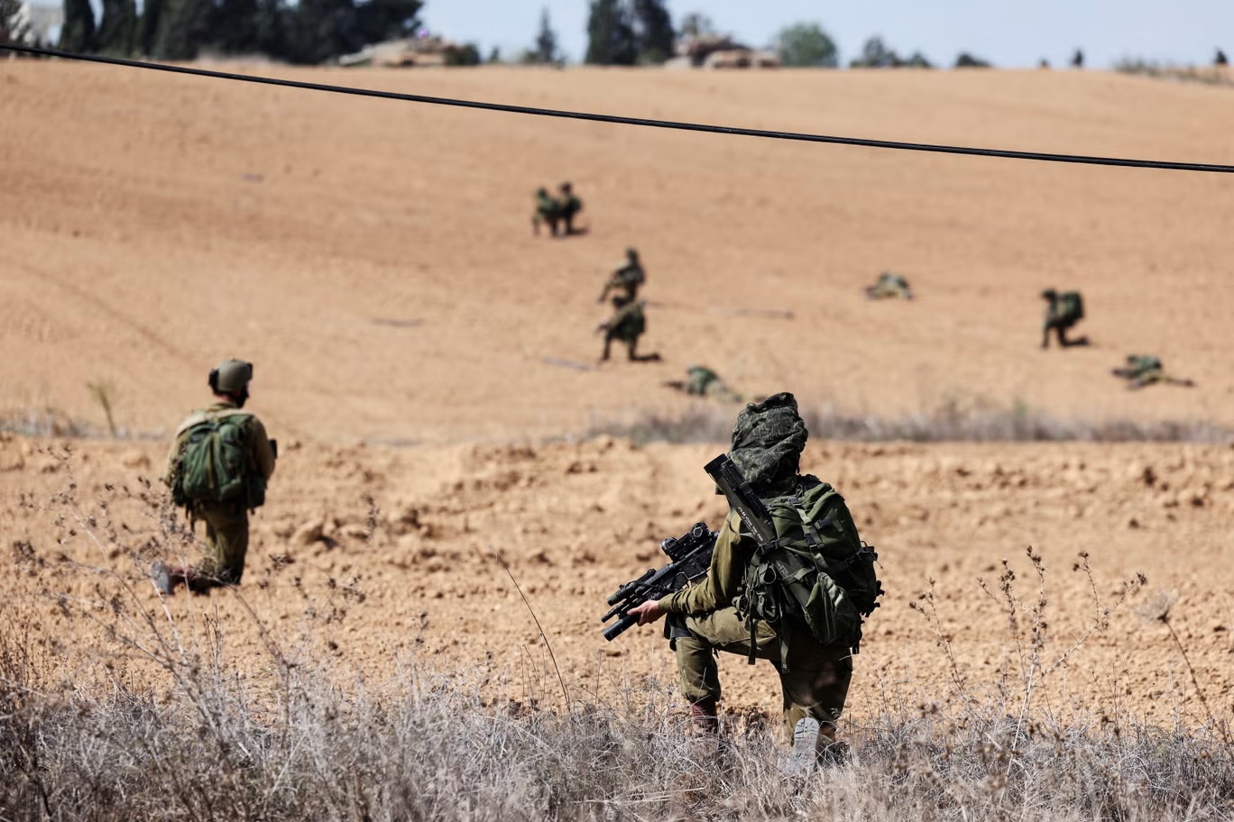 "ما تريده ’حماس‘ هو إدخال هؤلاء الجنود الإسرائيليين إلى أزقتهم حيث يمكنهم استغلال معرفتهم المحلية"، يقول خبير (رويترز)